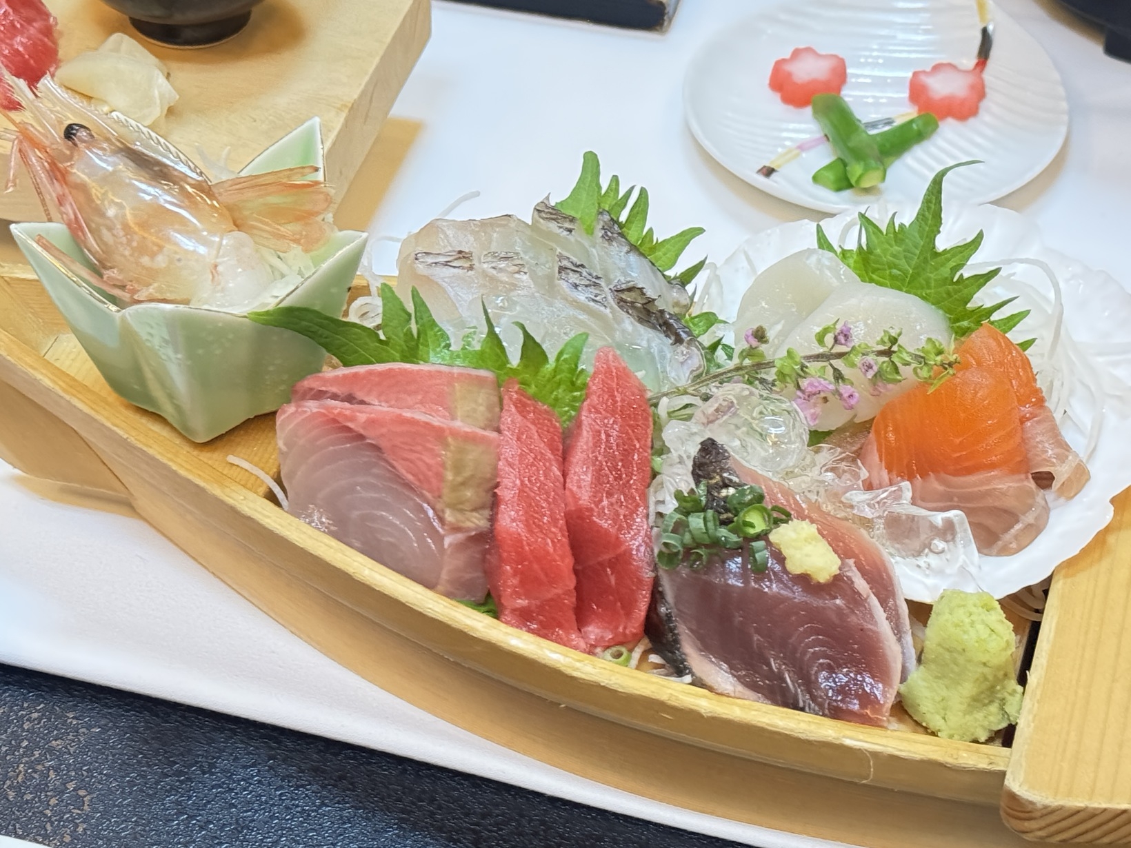 旅館と言えば新鮮なお刺身♪　はなや人気の『舟盛会席』(2食ともお部屋食）