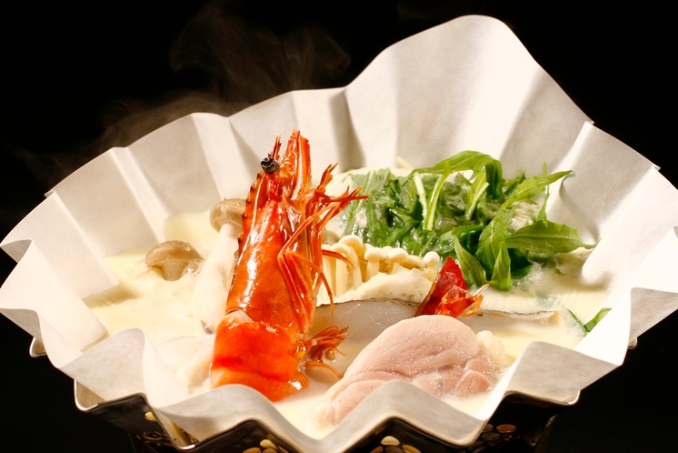 秋・冬はお料理に海鮮鍋を提供しています。