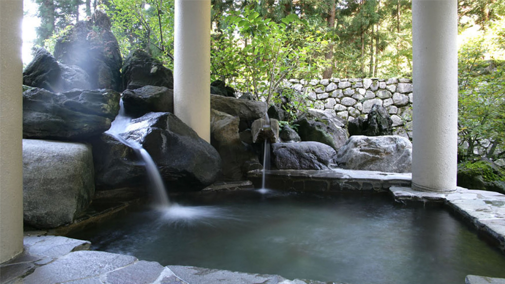 【蛍の湯】庭園の一角に配した露天風呂