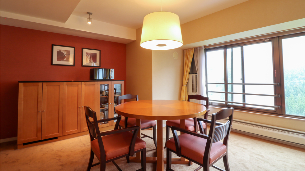 【和洋室スーペリア（リビング）】約72㎡・5名定員【禁煙】山側・高層階確約