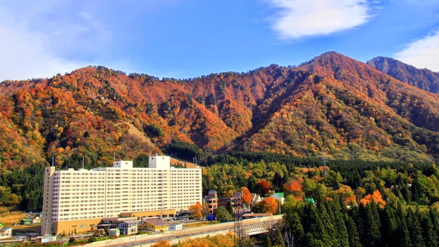 【ホテル外観（秋シーズン）】例年10月中旬頃～11月上旬頃が紅葉の見ごろです（年により異なります）