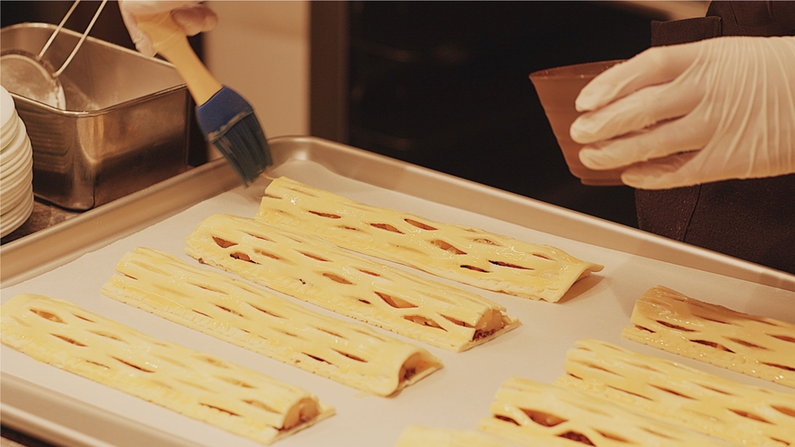 パティシエが目の前で焼き上げる「アップルパイ」