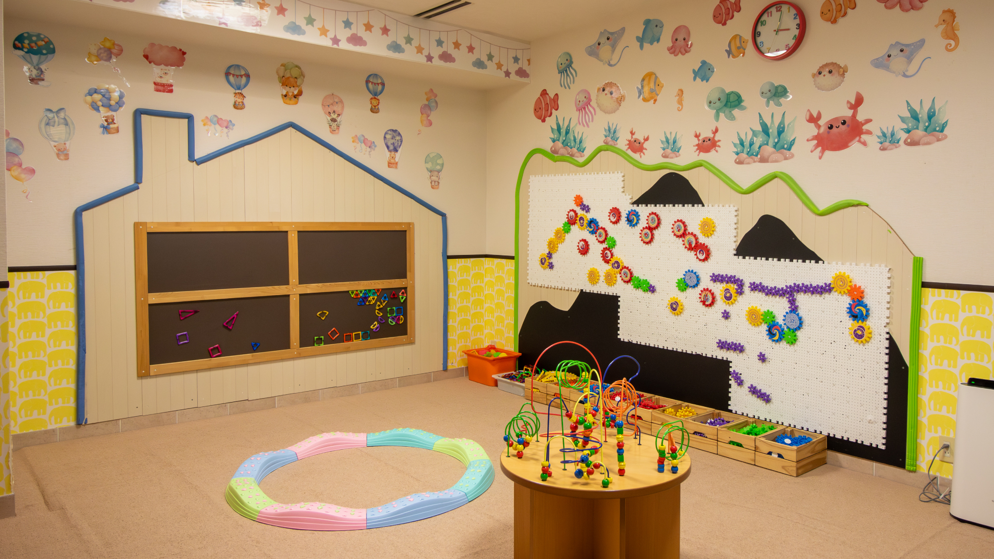 【キッズコーナー】小さなお子様の遊戯コーナー。おむつ替え台や授乳室、ウォーターサーバーもございます。
