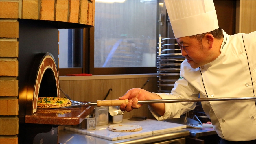 「越後の旬を味わう」というコンセプトを元に、季節の新潟県産食材を生かしたライブキッチンが登場！