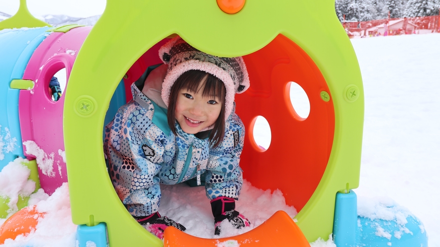 【ゆきゆきランド・雪遊び広場】小さなお子様でも安心して遊べる雪の広場もございます