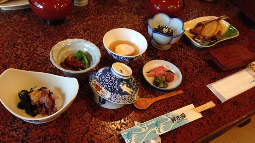 *【和朝食一例】朝から海の幸を使った料理が並びます