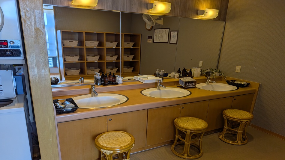 □男性大浴場（洗面台）□