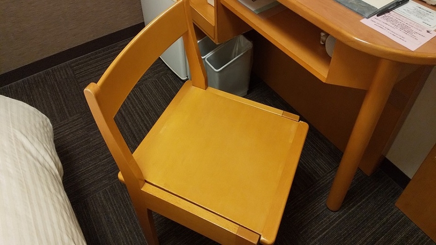 □客室椅子（回転時）□　座面が回転し、ベット脇のサイドテーブルとして活用可能