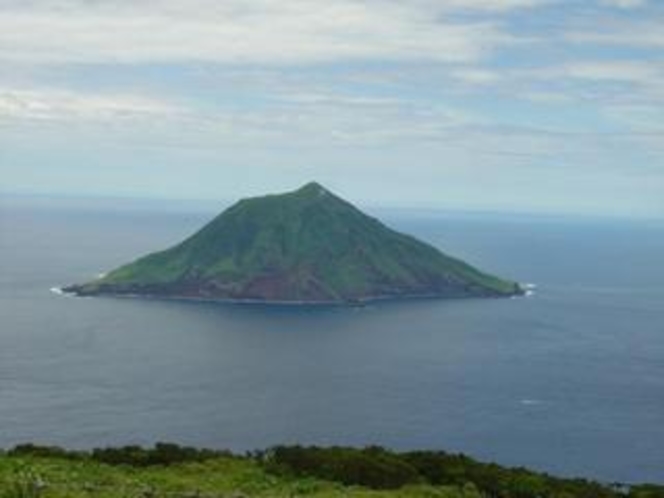 八丈富士鉢巻道路から見た八丈小島