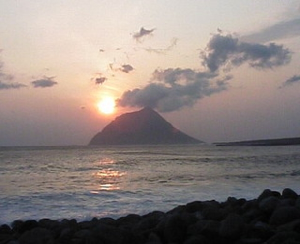 小島と夕日