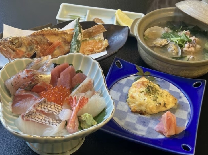 地魚てんこ盛り★海鮮丼プラン★大人気のカサゴの唐揚げ付き！〈屋上貸切露天風呂無料〉
