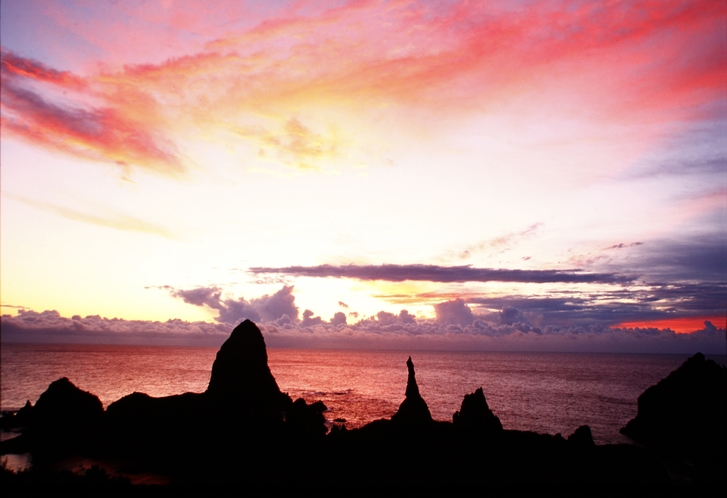 西ノ島観光には欠かせないポイント！「日本の夕日百選」に認定された「国賀海岸　観音岩」