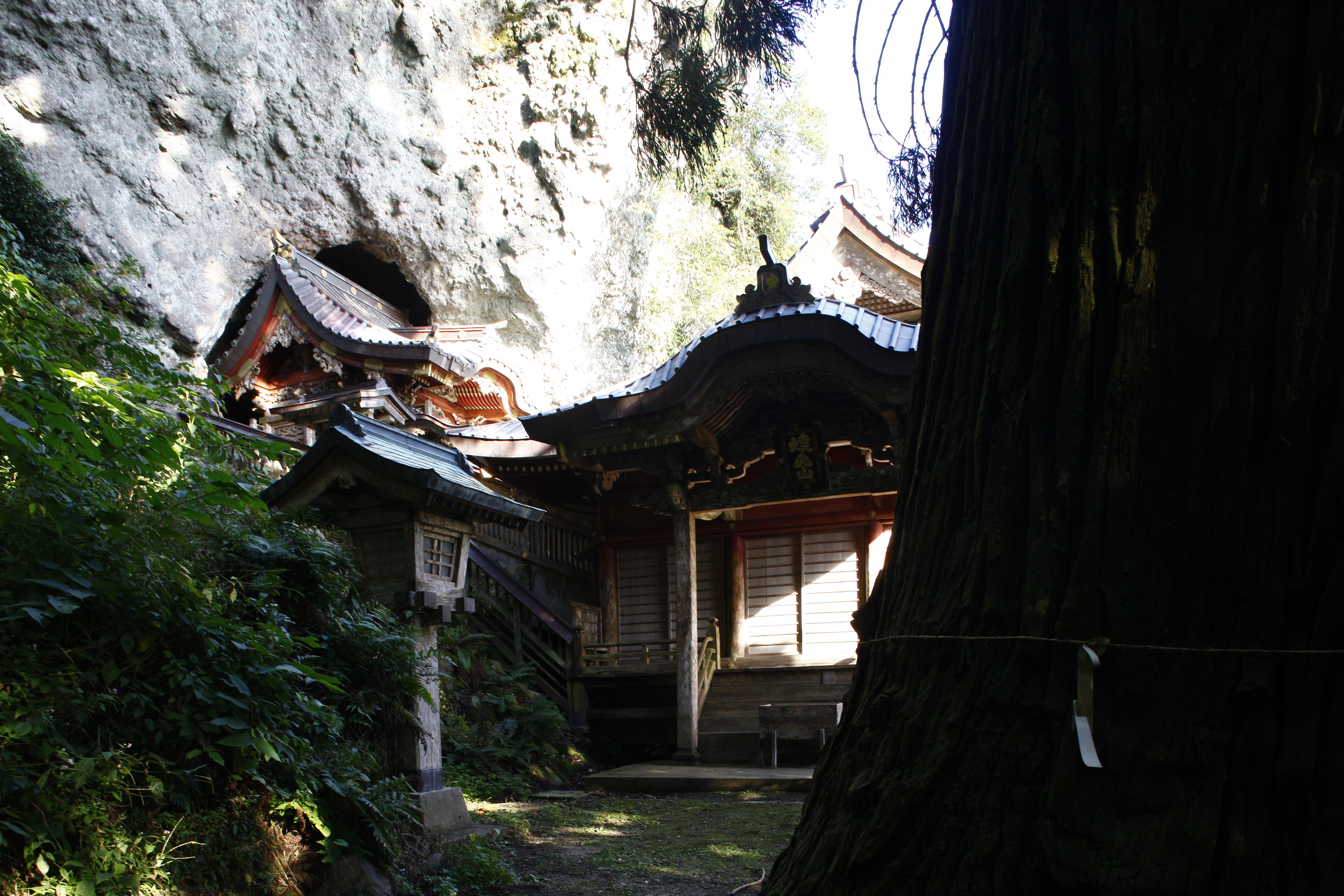 国の重要文化財に指定された神社の一つ。社殿は大岩窟の中からせり出すように建てられています。