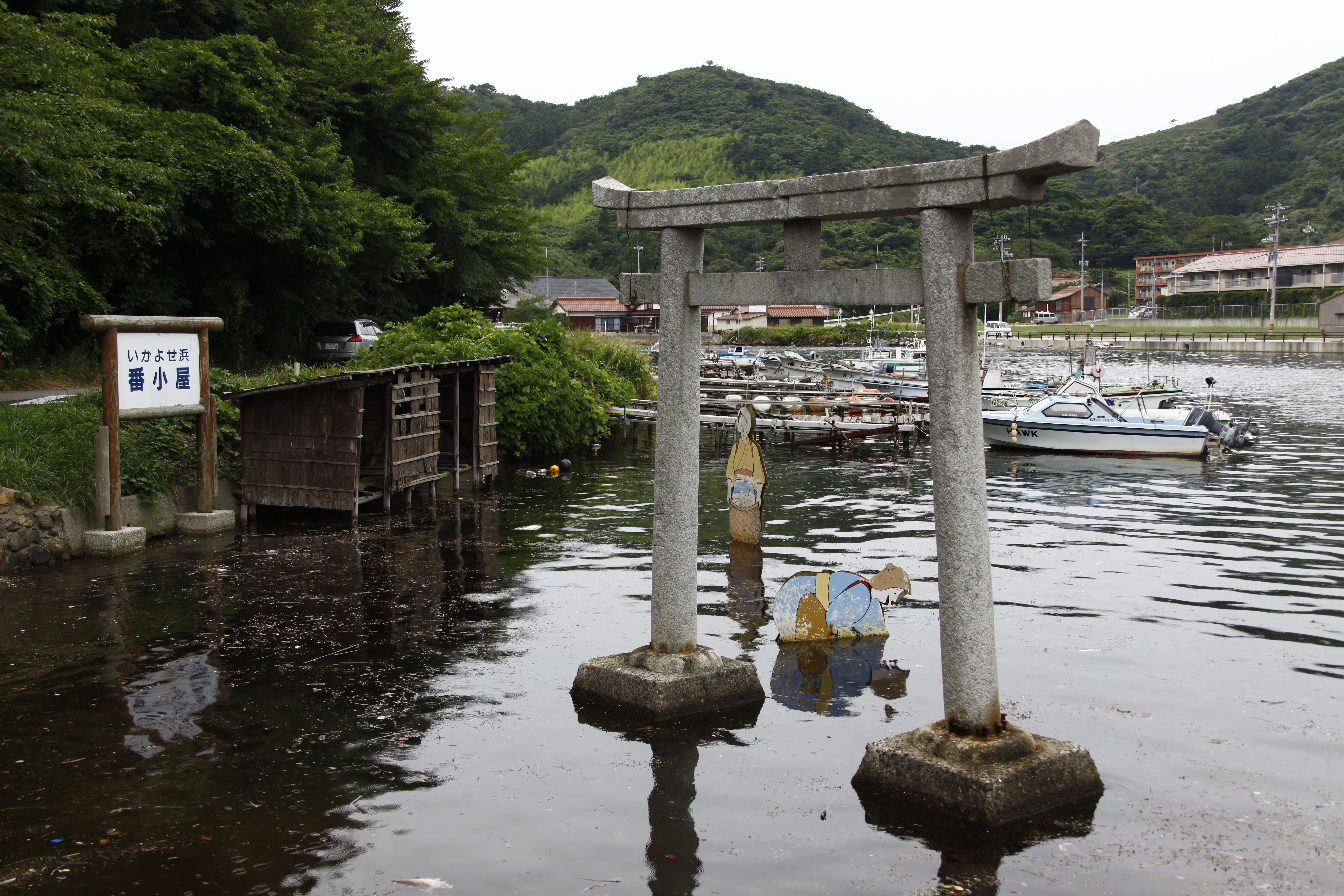 由良姫神社は鳥居が海中に立ち、その入江にイカの大群が押し寄せることでも知られています。