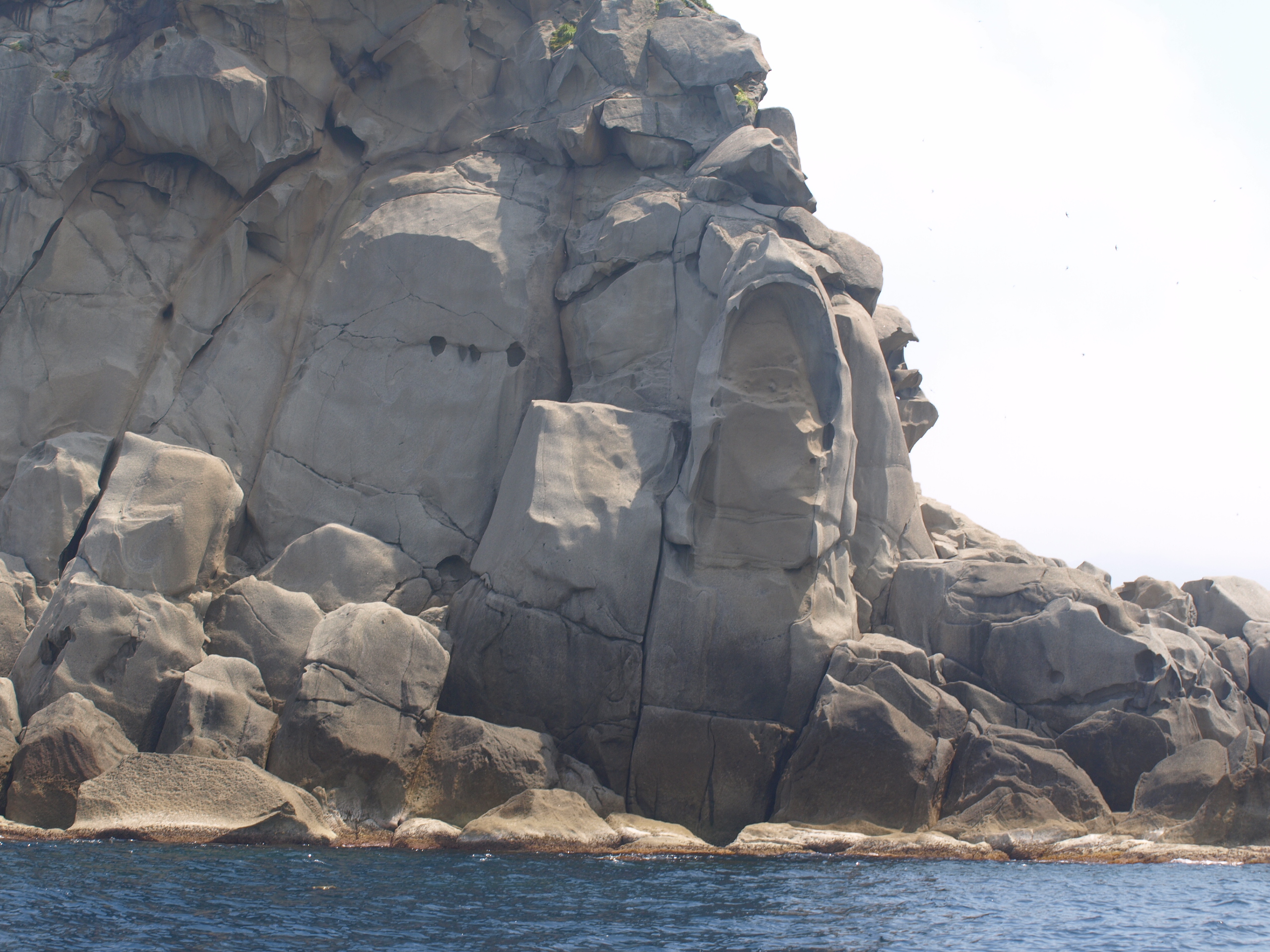 東国賀海岸を構成する星神島と呼ばれる島の一部に｢ねずみ男｣そっくりな岩があり、観光客に人気です。