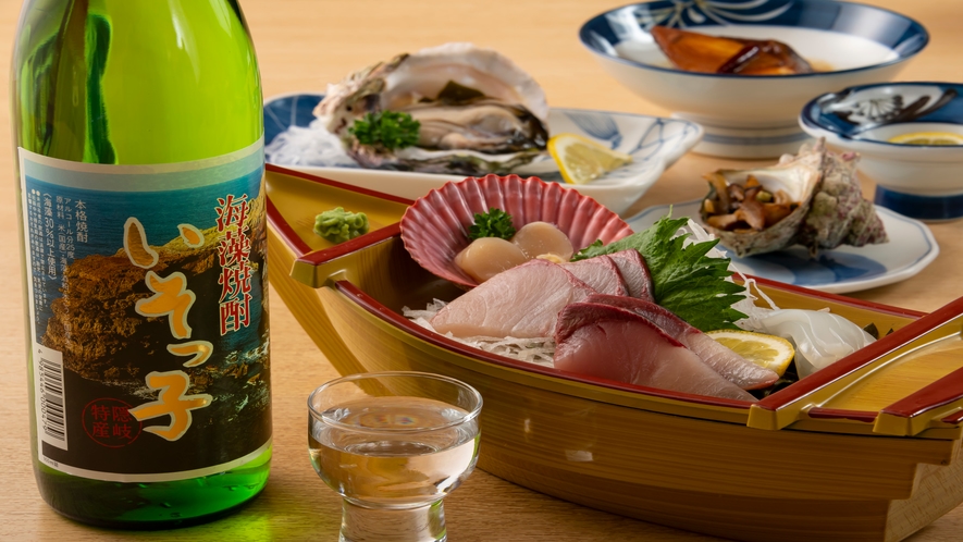 海藻焼酎「いそっ子」は海藻と米が原料。ほんのりとした磯の香りが心地よく、爽やかな飲み口
