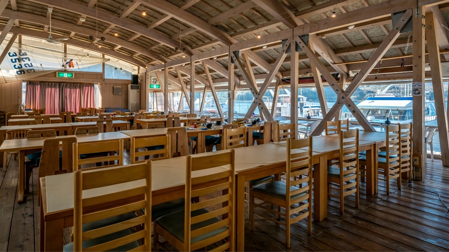 【海遊園（食事処）】明るく開放感のあるレストランです。