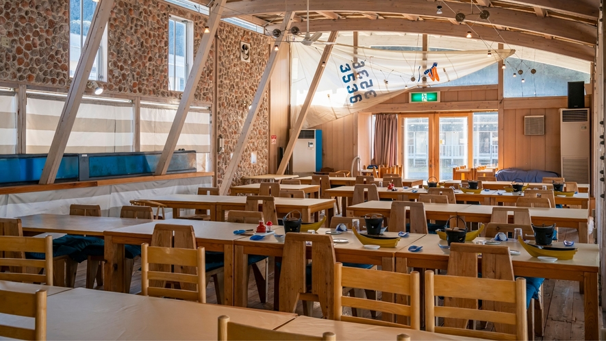 【海遊園（食事処）】鶴丸の船着場に面した開放感のあるレストランです。