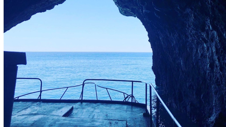 船で洞窟体験！真っ青な海