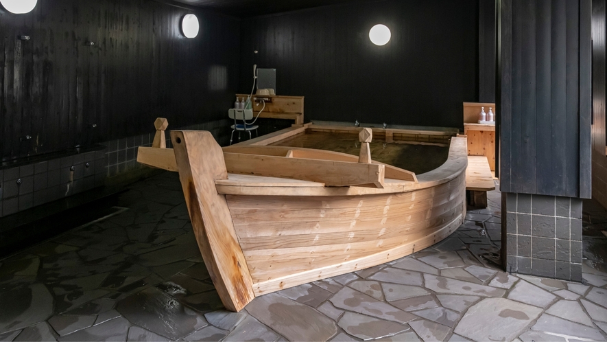 船をイメージしたデザインの手作り浴槽。北前船をイメージした大浴場と舟型の中浴場がございます。