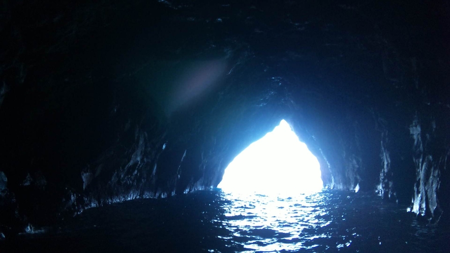 全長２５０メートルにも及ぶ自然が作り出した巨大洞窟！青の洞窟にも劣らない、美しい青い海が広がります