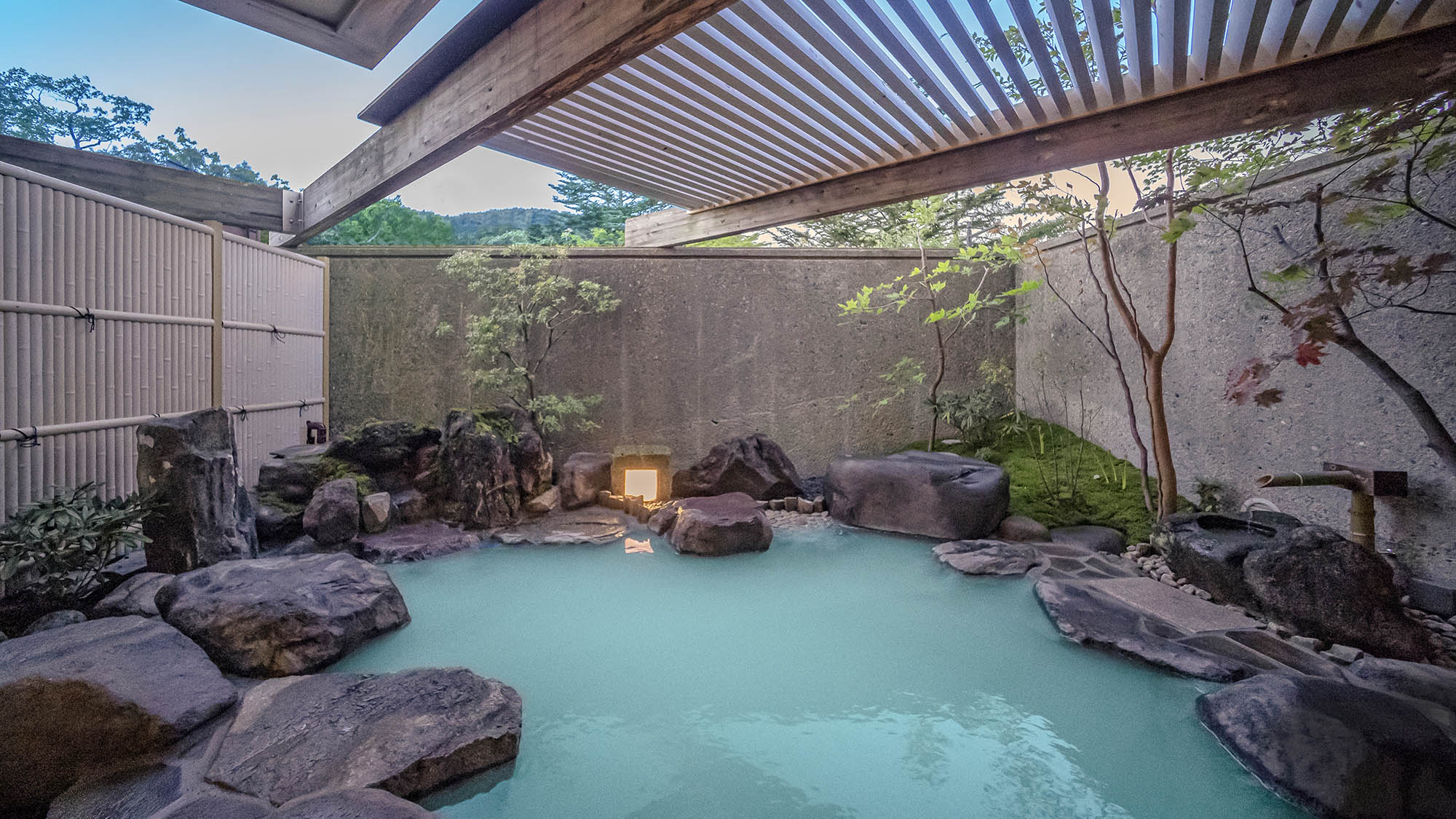 大浴場露天風呂/源泉かけ流し硫黄泉