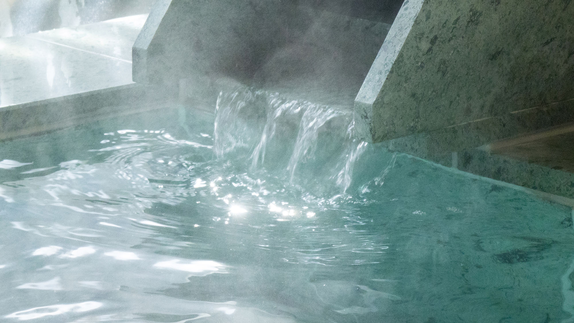 大浴場内風呂・石風呂/若葉（アルカリ単純泉）