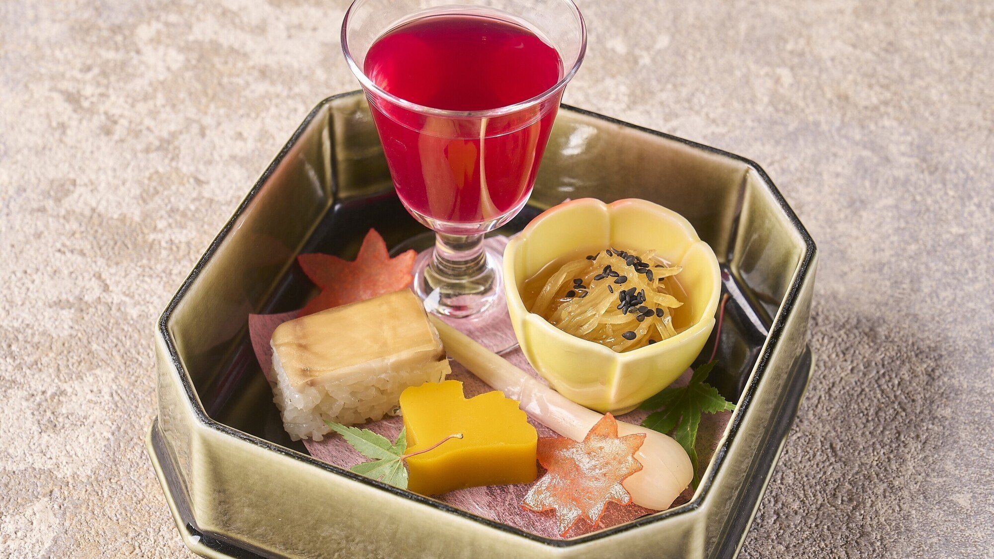 秋料理：【前菜】秋鯖押寿司　糸瓜浸し