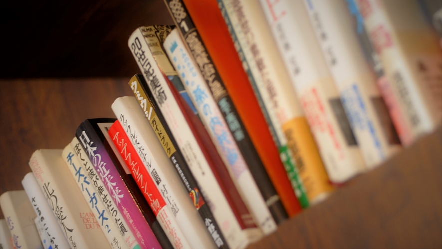 ライブラリーの棚には花庵の「上質な安らぎ」をテーマに集めた書籍もございます。