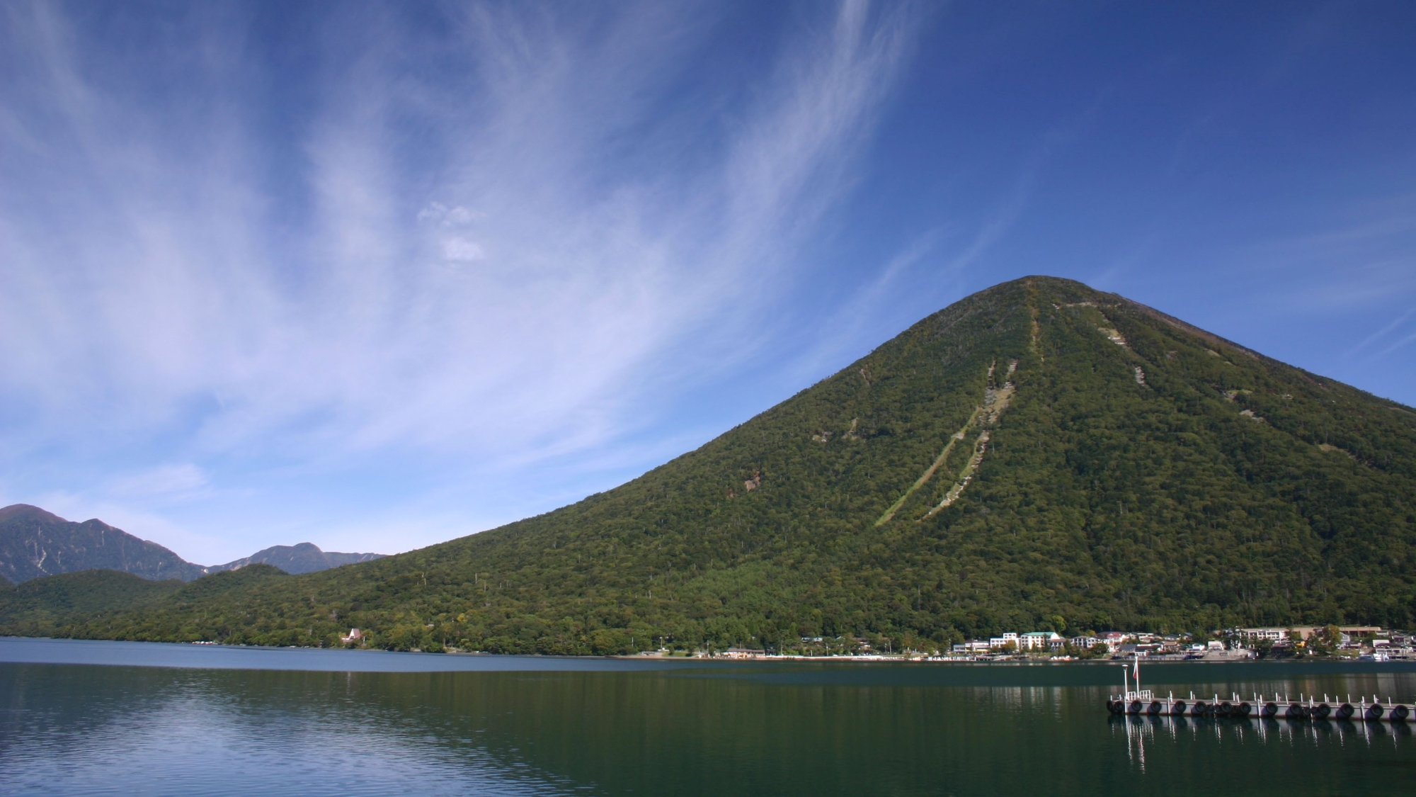 男体山と中禅寺湖（夏）