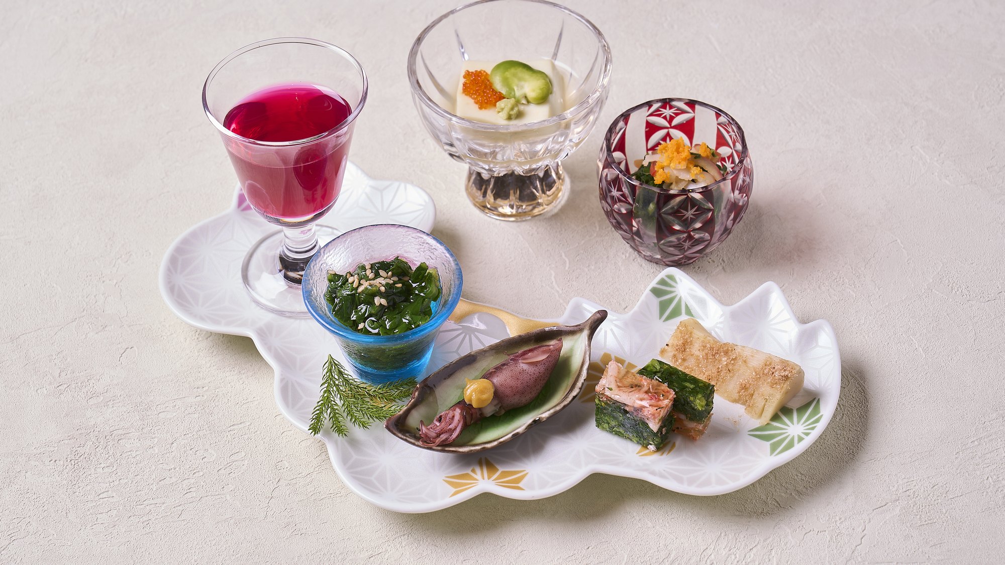 ・【春料理一例・前菜】赤紫蘇酢　筍土佐煮　二色寄せ　サラダ春菊　蛍烏賊　等