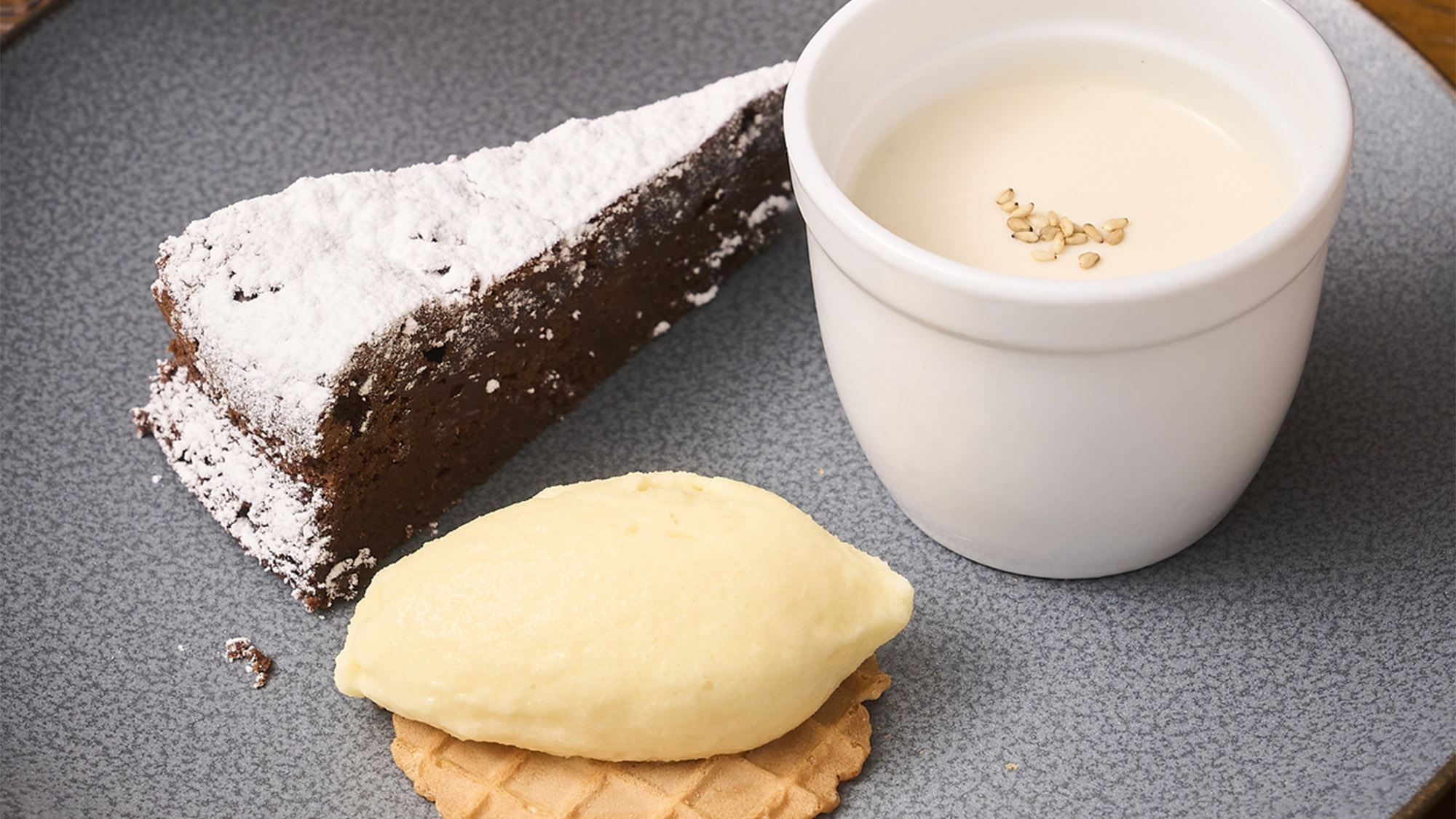 ・【シェホシノフレンチディナー一例・デザート】ガトーショコラと季節のソルベ　ゴマのブランマンジ