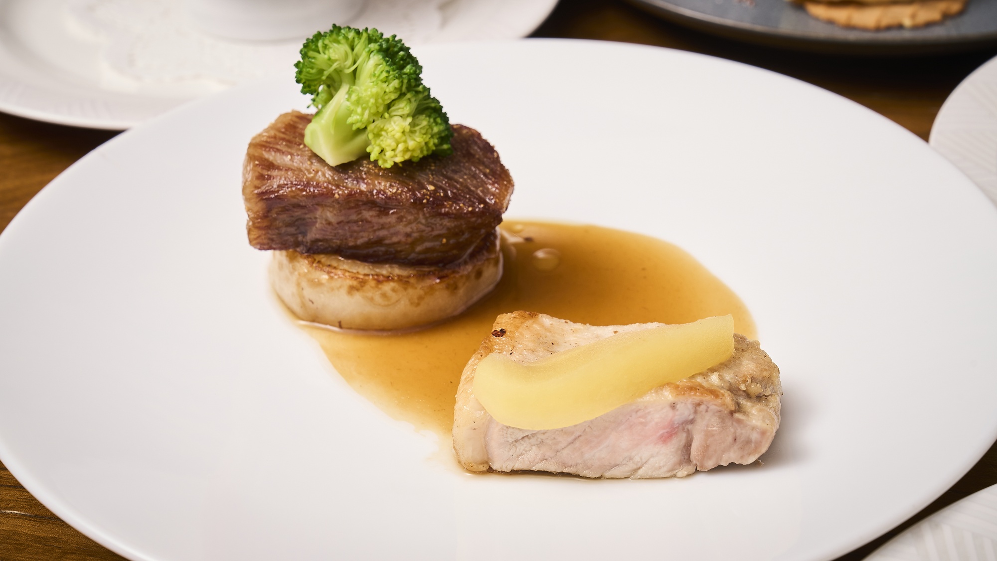 ・【シェホシノフレンチディナー一例・肉料理】霧降高原牛のポワレ、山葵風味　等