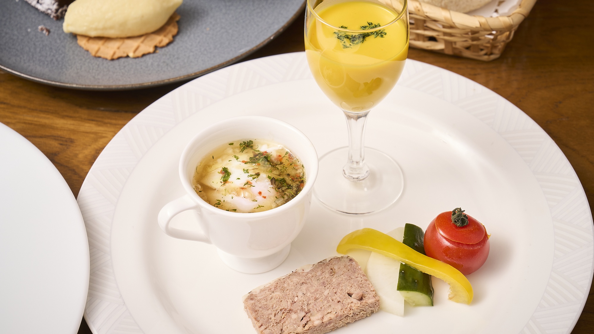 ・【シェホシノフレンチディナー一例・前菜】温泉玉子のオリーブ風味　伊達鶏の田舎風テリーヌ　等