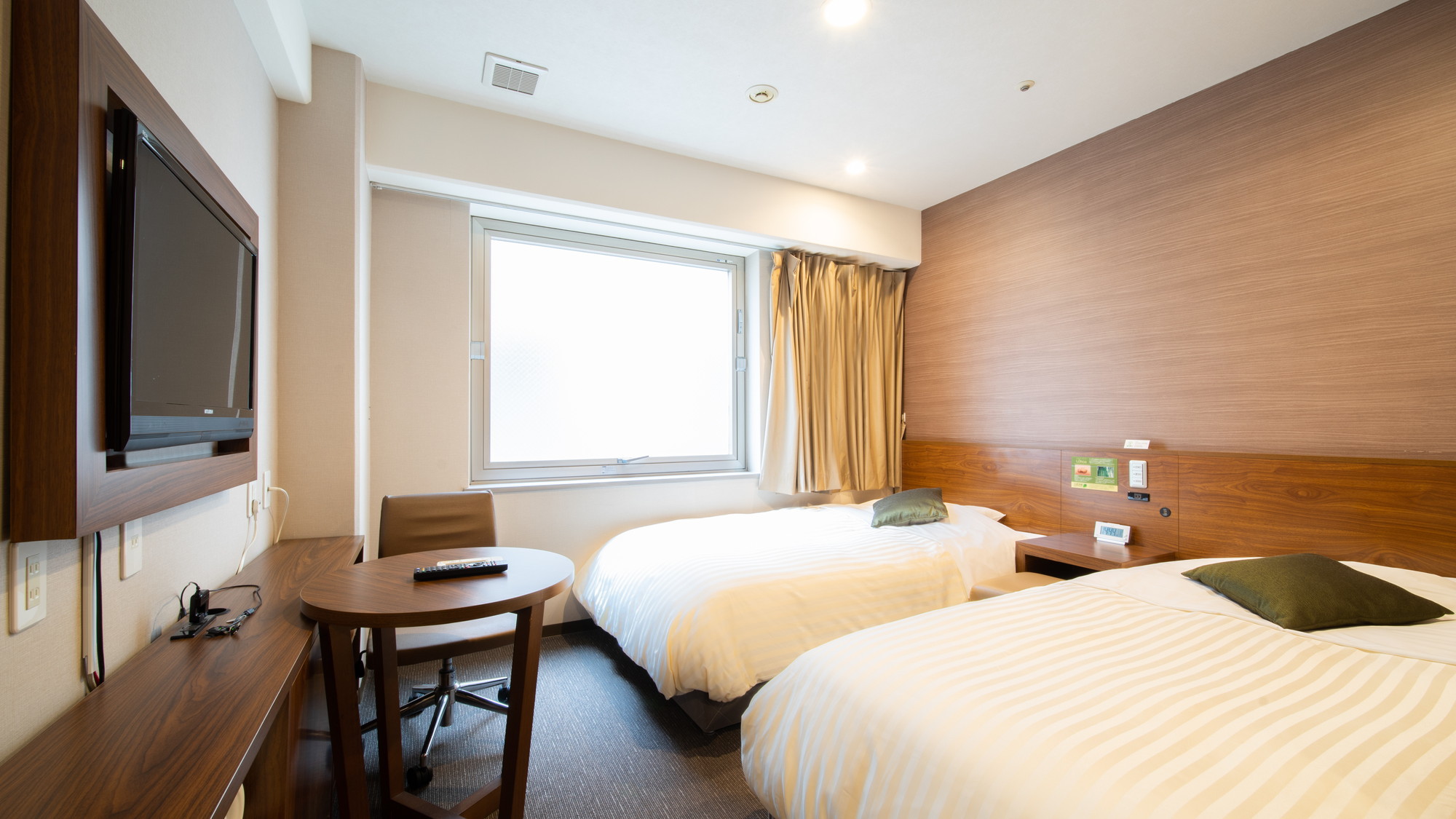 ベッド2台に広々スペースがございます