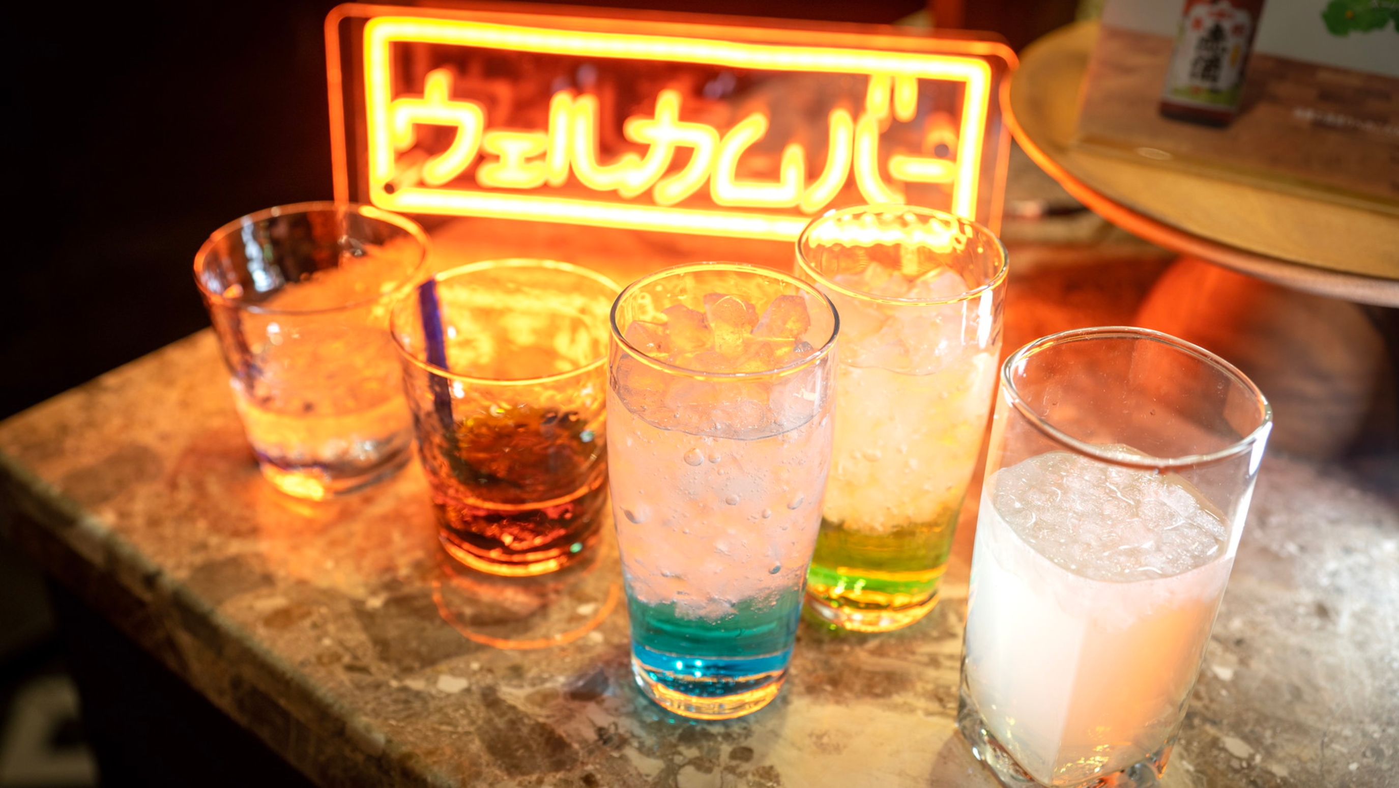 ラウンジにてカクテルアワーを実施しています