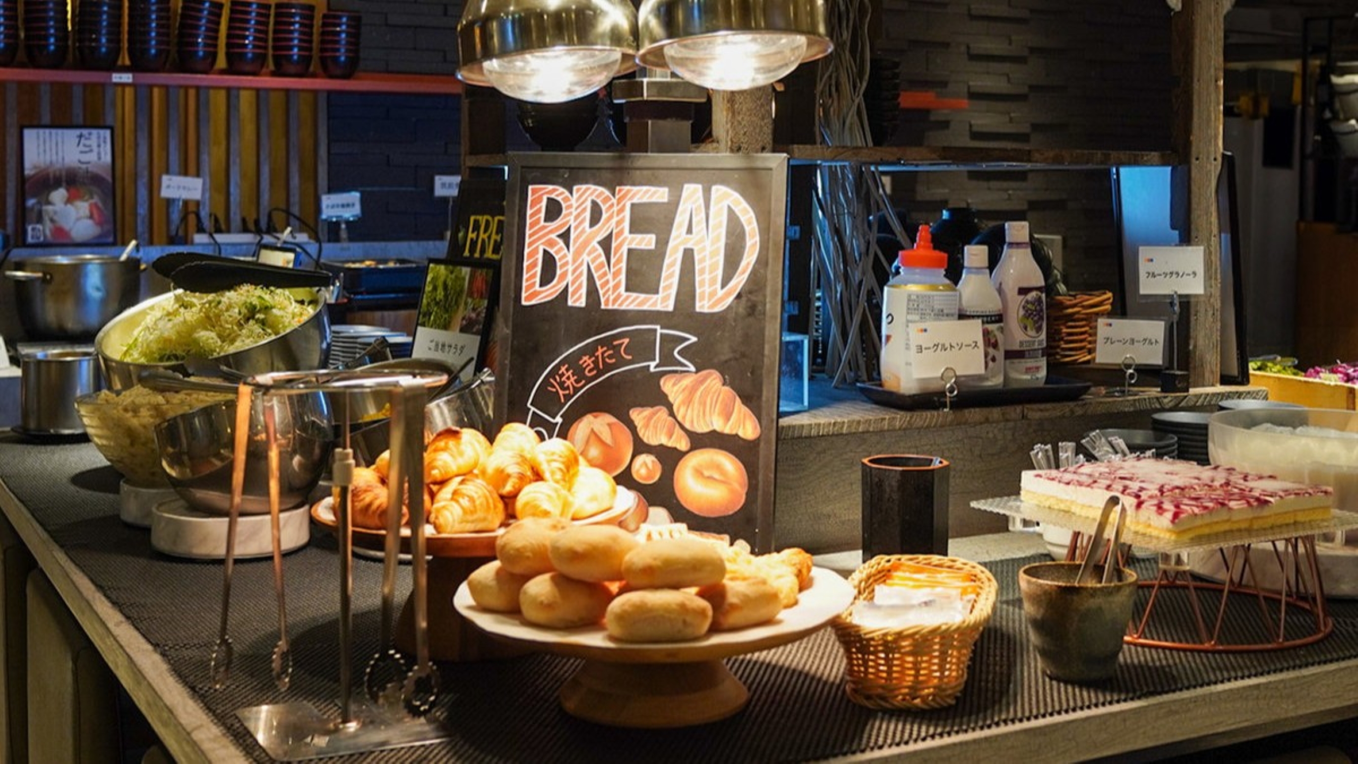 パンも数種類ご用意しております