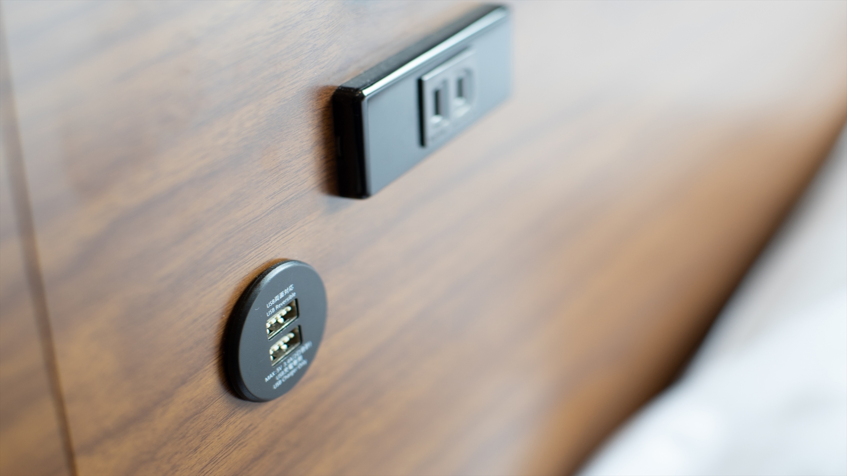 ベッドに横になって楽々充電可能♪