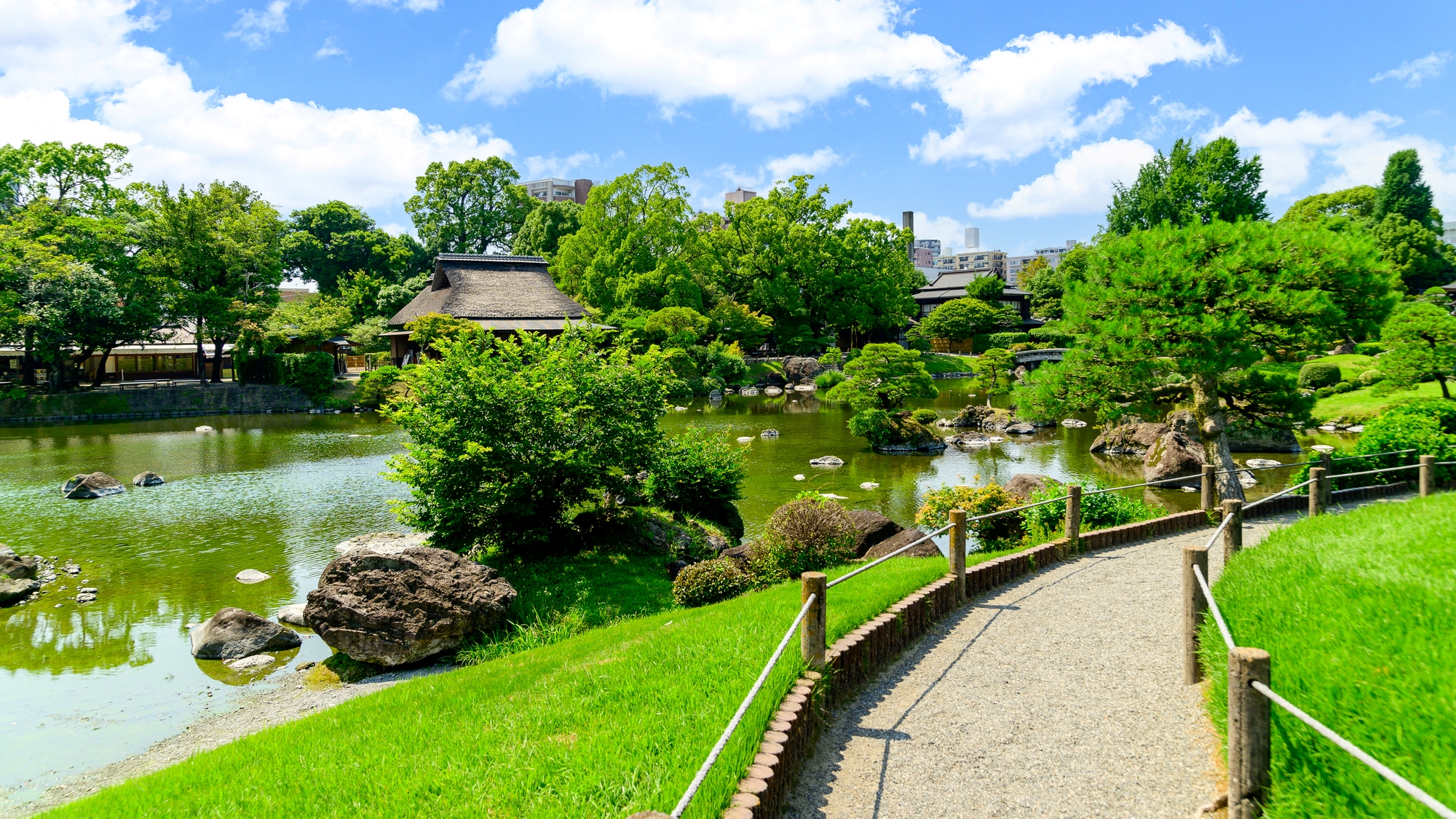水と緑の庭園。心、洗われる。