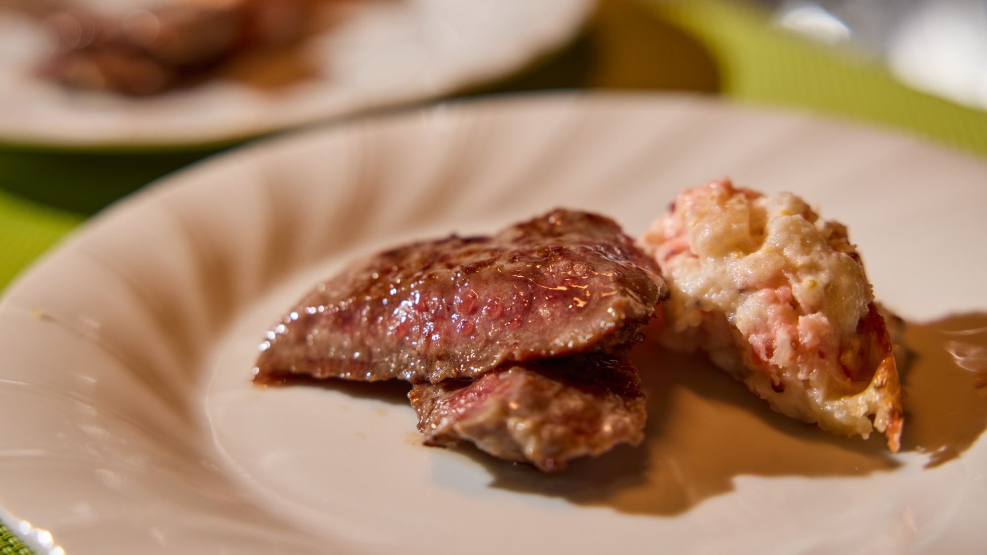 【バイキング】焼きたて！鉄板ステーキ（加工肉使用）＆福神漬け入りポテトサラダ　※イメージ
