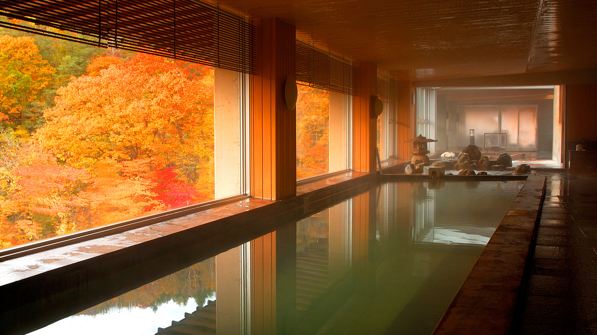 【辛夷館／大浴場】大浴場から眺めるパノラマの紅葉は圧巻！