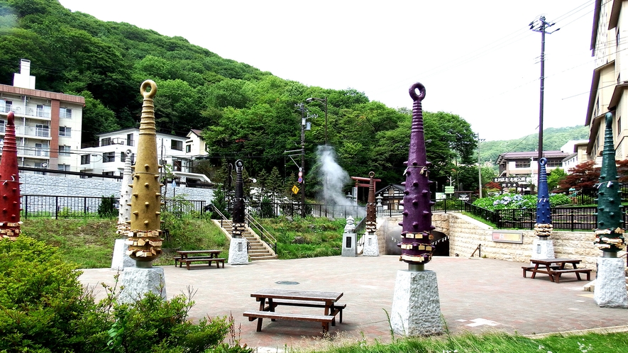 【泉源公園】約3時間ごとに音を立てて勢いよく噴き出す間欠泉は壮観。大自然を間近に感じられます。