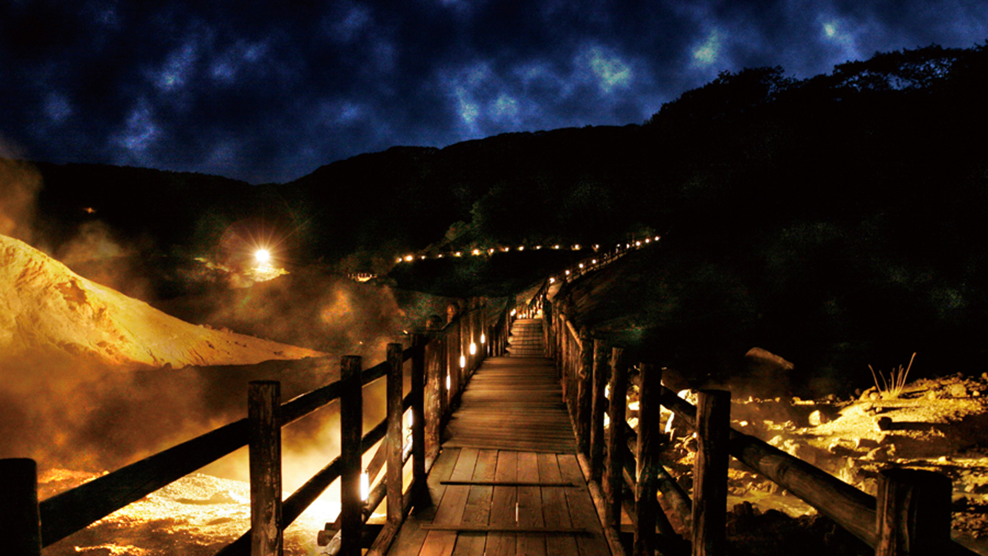 ■地獄谷の遊歩道を照らす「鬼火の路」。幻想的な夜の姿が浮かび上がります。