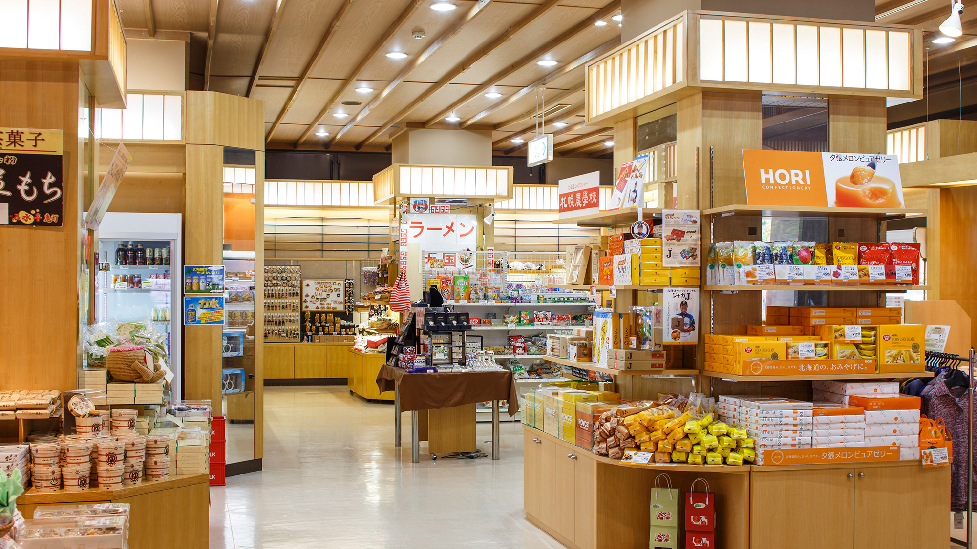 売店では石水亭オリジナル商品から北海道の銘菓まで、多数取り揃えております。