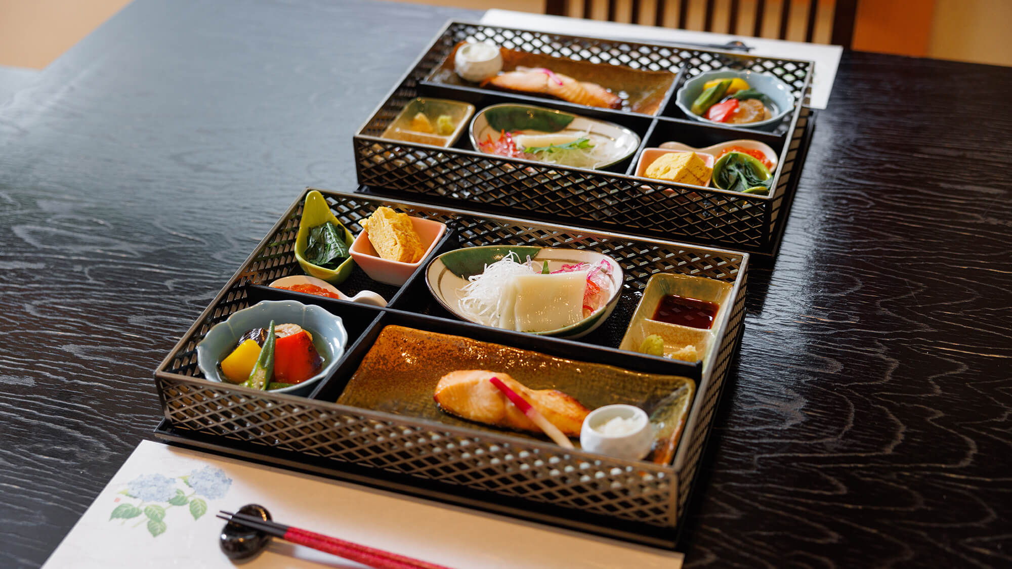 【桜房】朝食は、旬の魚がメインのお膳とハーフバイキングで彩り豊かに
