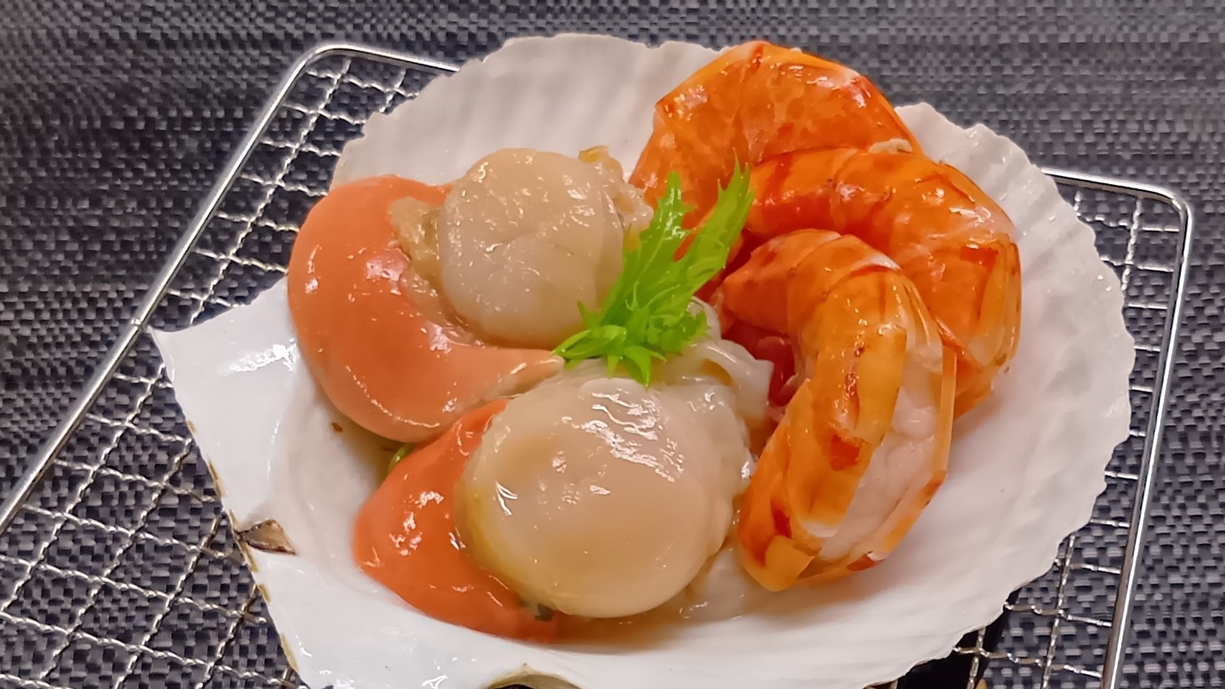 【自慢の一品プラスで豪華に！】海老＆ホタテの海鮮陶板焼き付きプラン