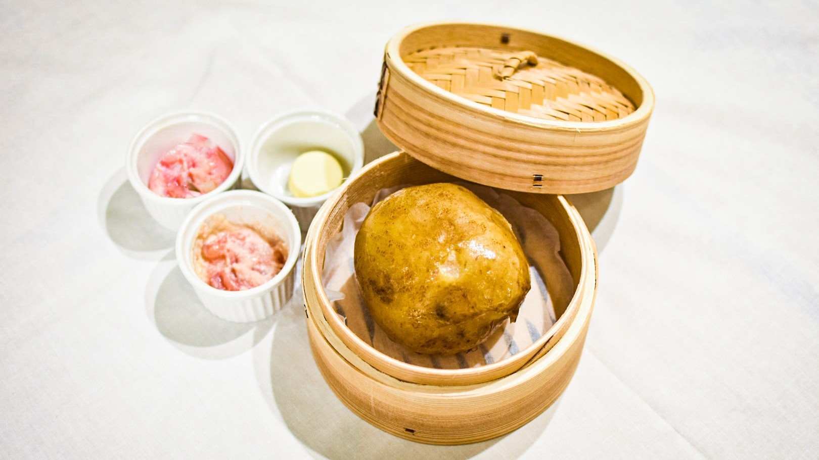 【自慢の一品プラスで豪華に！】夕食バイキングに「倶知安じゃが」の蒸しじゃが＆ワンドリンク付プラン