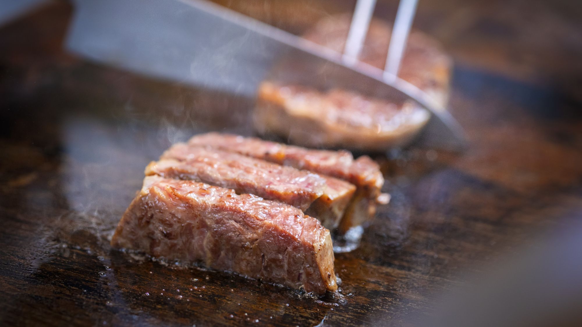 【実演ステーキ】シェフが目の前で焼き上げるステーキをどうぞ！