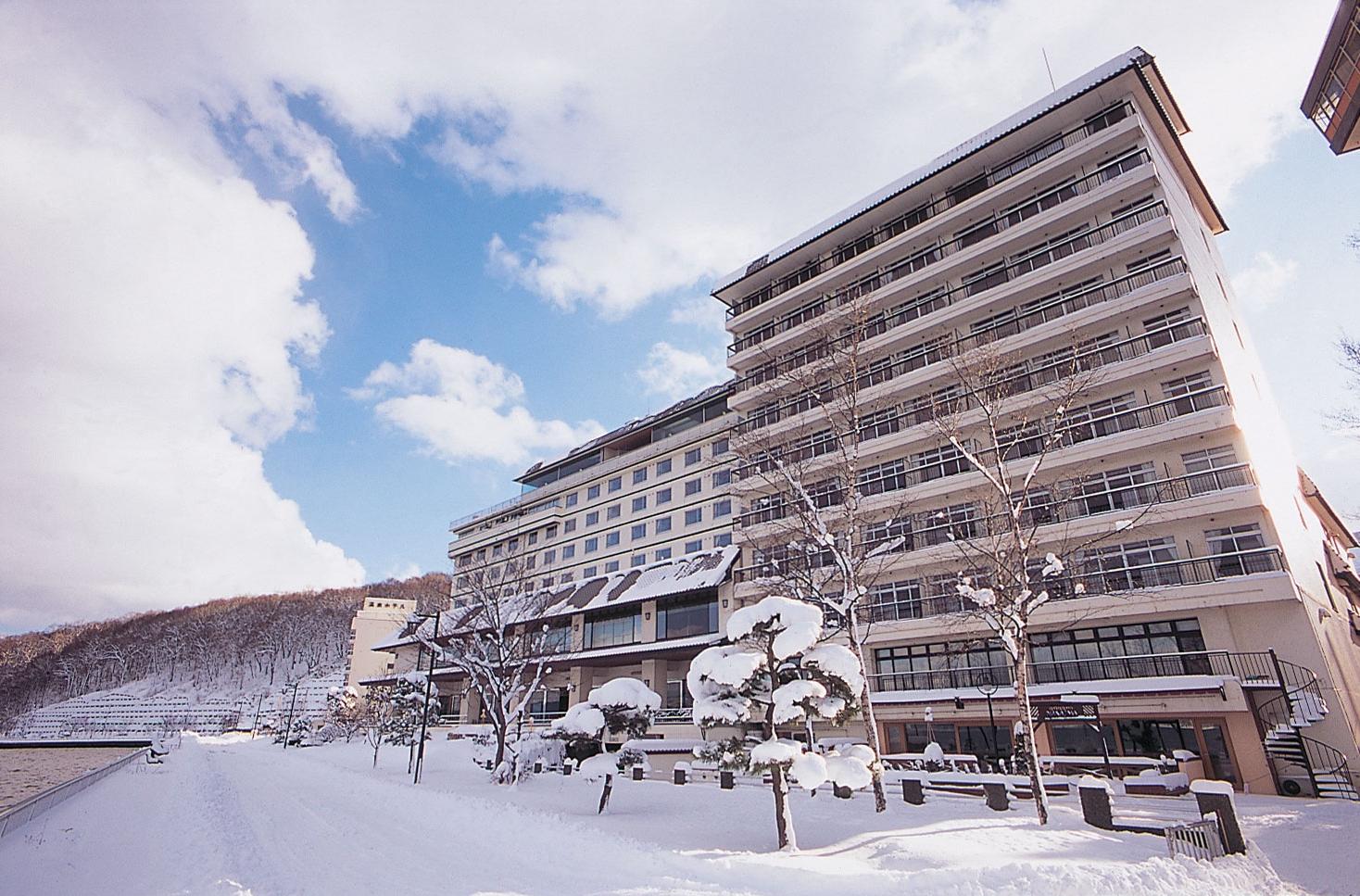 ■冬の湖畔亭は雪に覆われ、白く染まります。