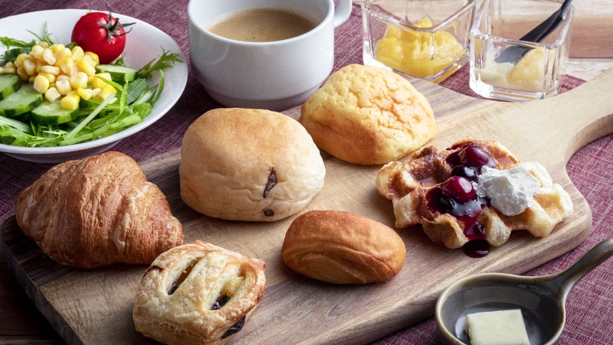 【朝食】湖畔亭の朝は焼きたてパン！オリジナル“クロッフル”がおすすめ